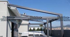 Toldo corredero de aplicación con pérgola, sistema con guías y barras,  formato clásico ondas